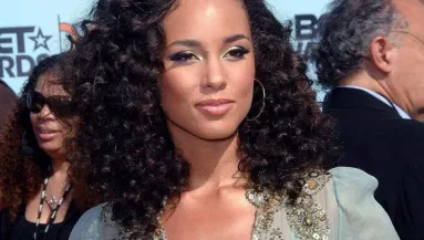 Felismerhetetlen smink nélkül Alicia Keys! - Fotók