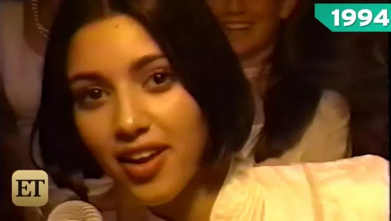 1994-ből is előkerült egy szülinapi videó, amelyen Kim már igazi tini. Kleopátra haja középen van elválasztva, úgy bulizott a nagy napon