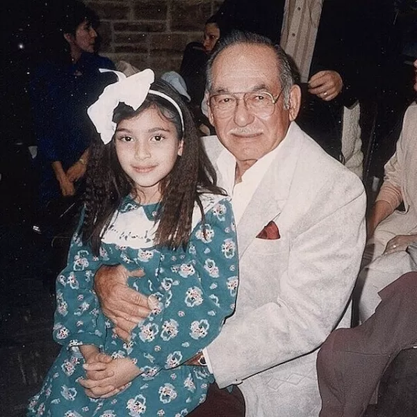 Nagyon kislányként az édesanyja folyamatosan kreppelte a haját. Ezen a képen Arthur nagypapival látható.