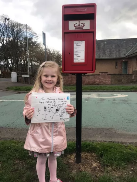 A 4 éves Ella most Anyák napján érezte úgy, hogy levelet szeretne írni édesanyjának, amiben még utoljára leírja neki, mennyire szereti.