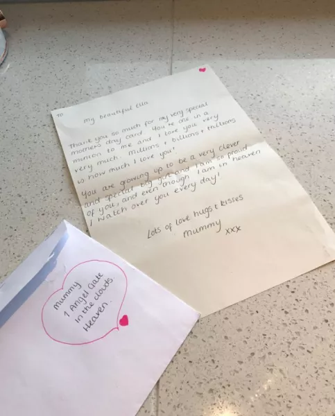 Ella és a család nagy meglepetésére válasz érkezett. Egyenesen a Mennyországból. 