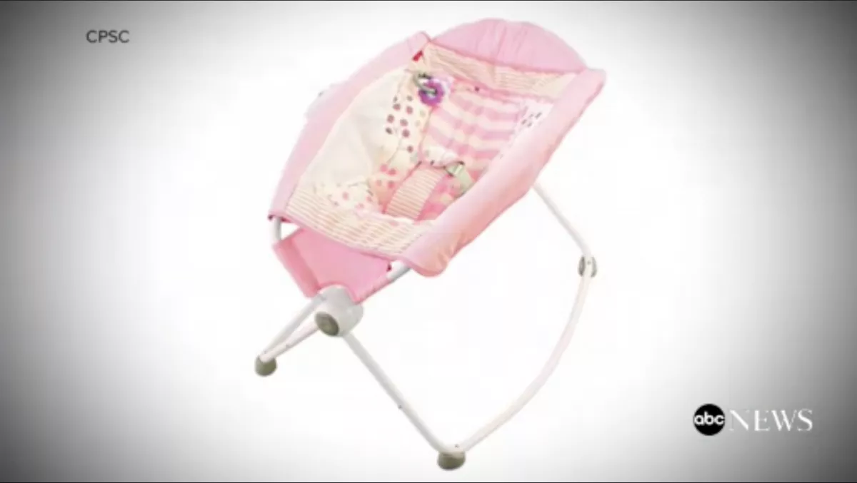 Veszély: 10 csecsemő halt már meg a Fisher-Price mózeskosarában!