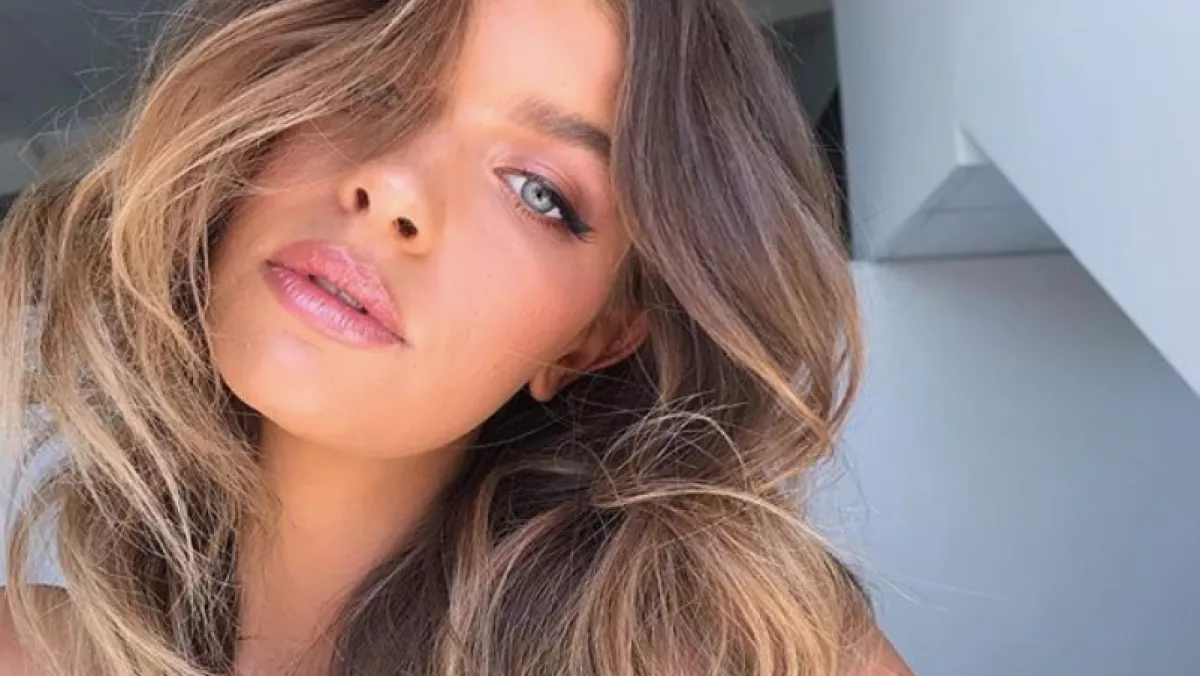 Pusztító videó! Karót nyelt nagyapa tette világhírűvé ezt a fiatal modellt! - Videó