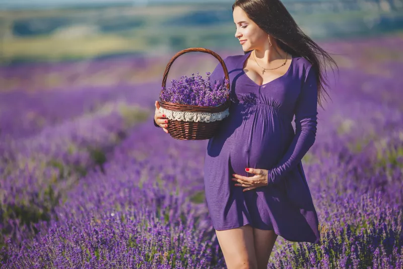 Lila: Gazdag és luxust kifejező szín, amely az anyagiasság, a romantika, a gazdag belső erő és a spiritualitás jelképe is lehet. Azok, akik szeretnek lilát hordani, fogékonyabbak a művészetek iránt és nagyon kreatívak.