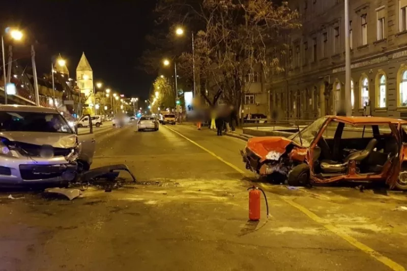 Hat autó ütközött össze 2019. április 9-én 19 óra 45 perckor Budapest XIII. kerületében, a Váci út és a Bulcsú utca kereszteződésében.