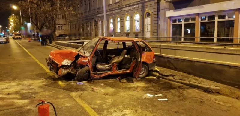 Hat autó ütközött össze 2019. április 9-én 19 óra 45 perckor Budapest XIII. kerületében, a Váci út és a Bulcsú utca kereszteződésében.Hat autó ütközött össze 2019. április 9-én 19 óra 45 perckor Budapest XIII. kerületében, a Váci út és a Bulcsú utca kereszteződésében.