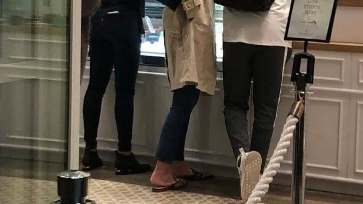 Fél éve szakítottak, meglepő képek készültek a két sztárról! És volt ott még valaki