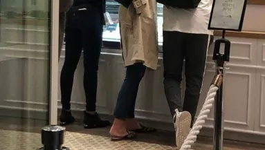 Fél éve szakítottak, meglepő képek készültek a két sztárról! És volt ott még valaki