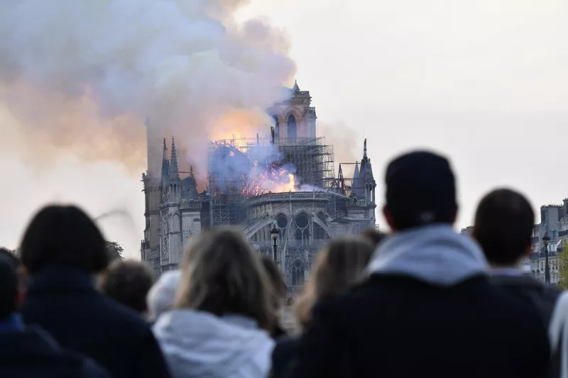 Párizsban tízezrek nézték döbbenten a pusztító lángokat, a közösségi oldalakon pedig százmilliók