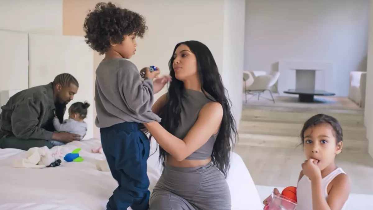 A fürdőszobán pusztul a világ - Végre megmutatták luxuspalotájukat Kim Kardashian-ék - Fotók