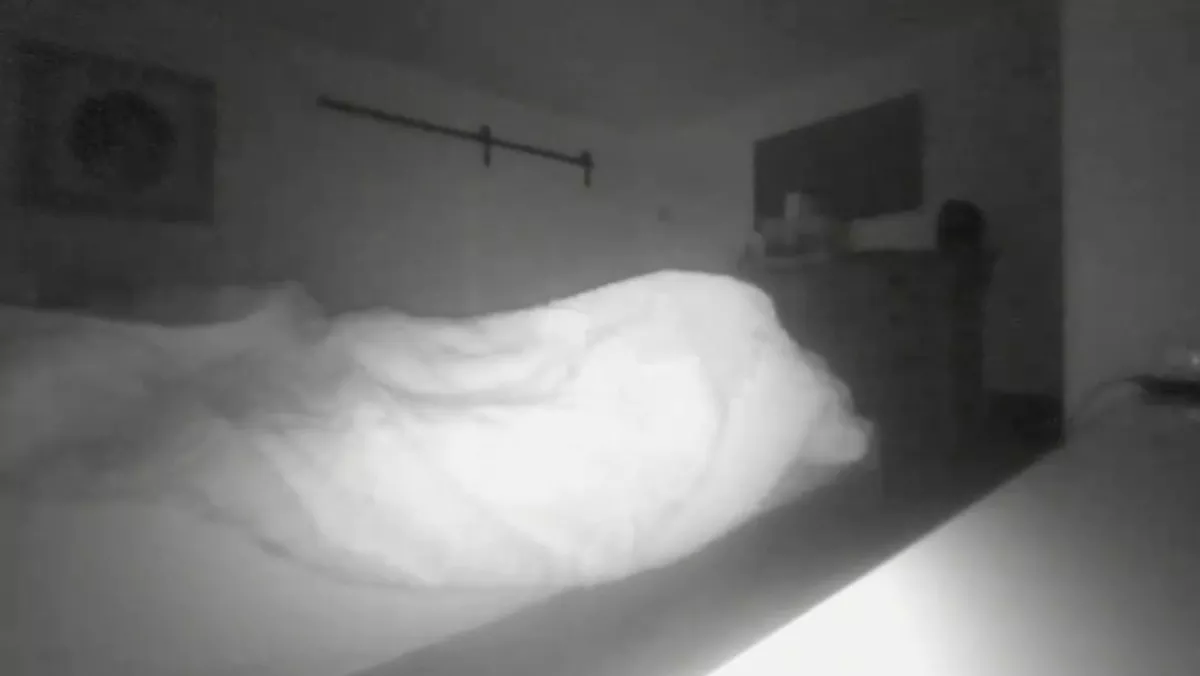 Úgy látta, ül valaki az ágya szélén - a webkamera felvételétől valósággal sokkot kapott - Videó