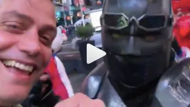 Csak egy videót akart Harsányi Levi New Yorkban, amikor odalépett Batman és megszólalt... - Videó