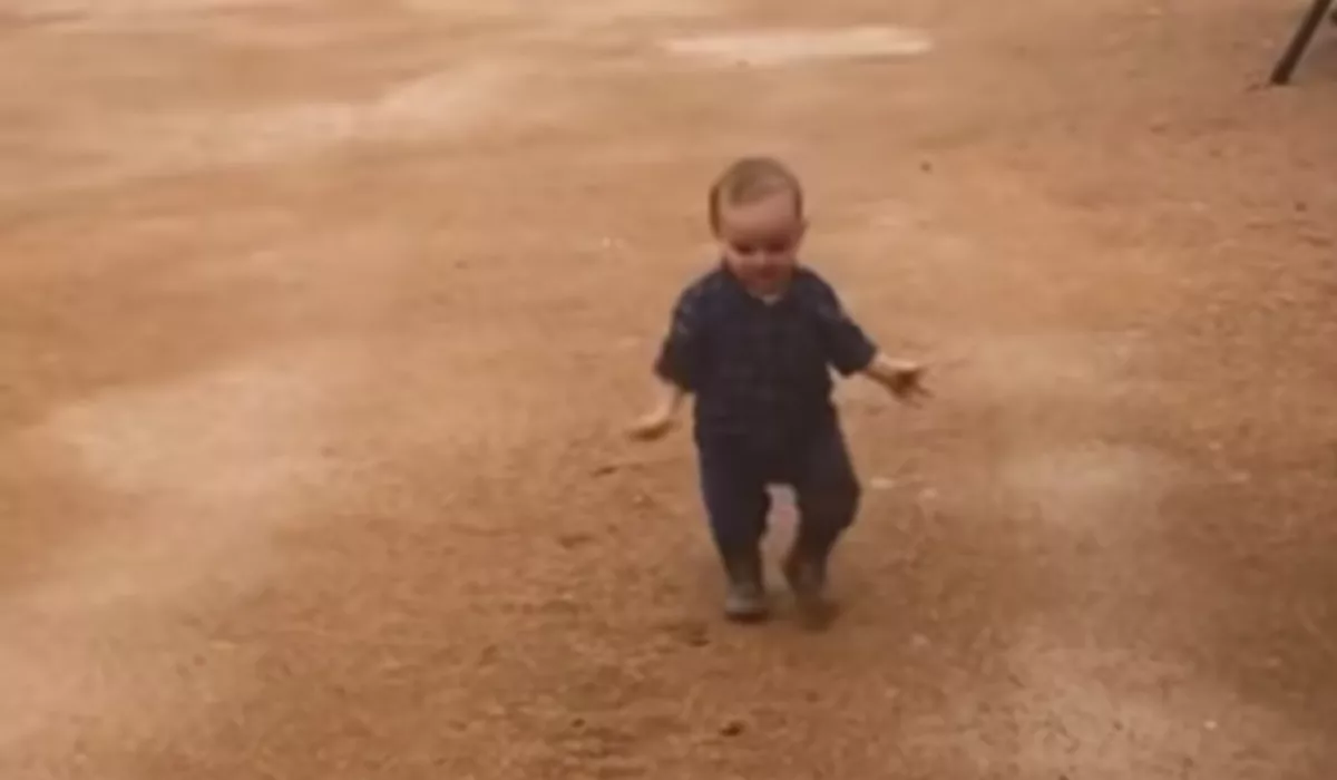 Ezt látnod kell: először lát esőt a kisfiú! - Videó