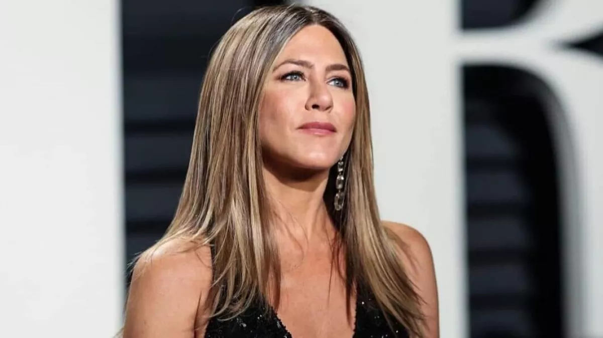 Ledobta a felsőjét az 50 éves Jennifer Aniston! - Fotó