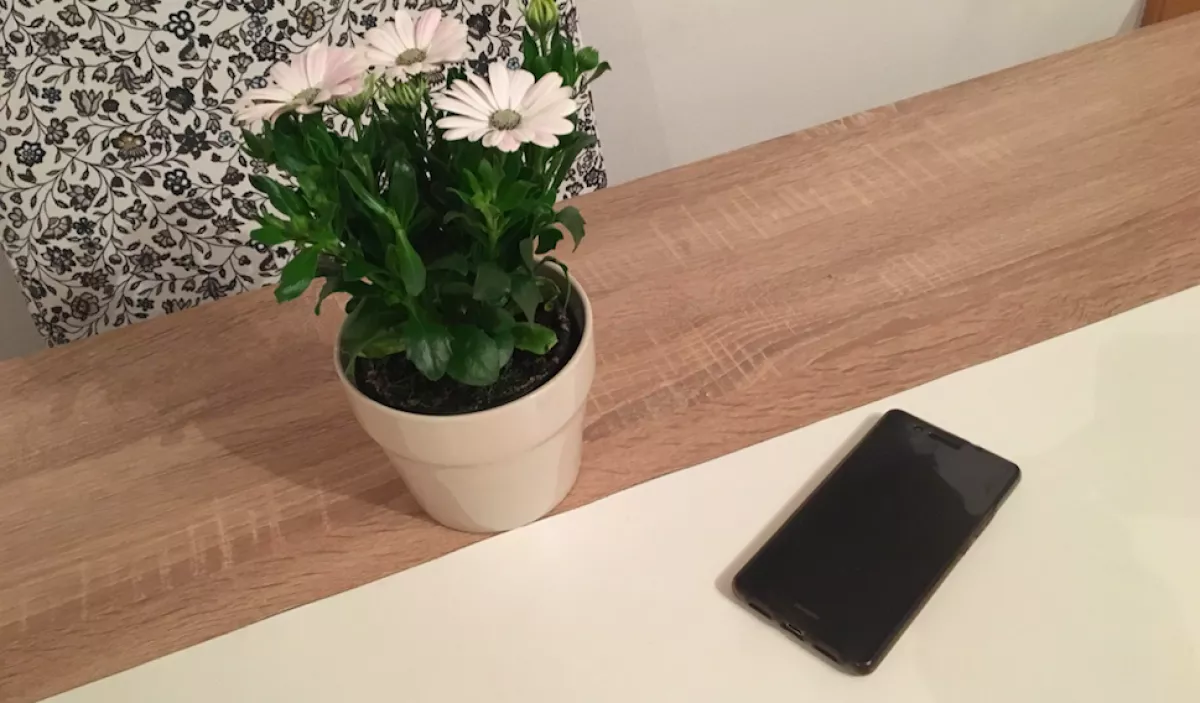 Ijesztő! Ezért ne tedd soha az asztalra a telefonod!