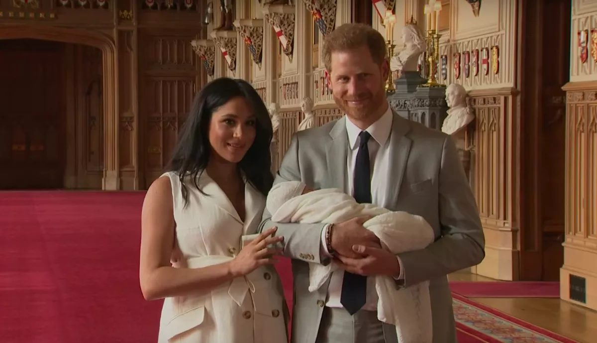 Bréking! Meghan hercegné és Harry herceg megmutatta a kisfiát - Videó