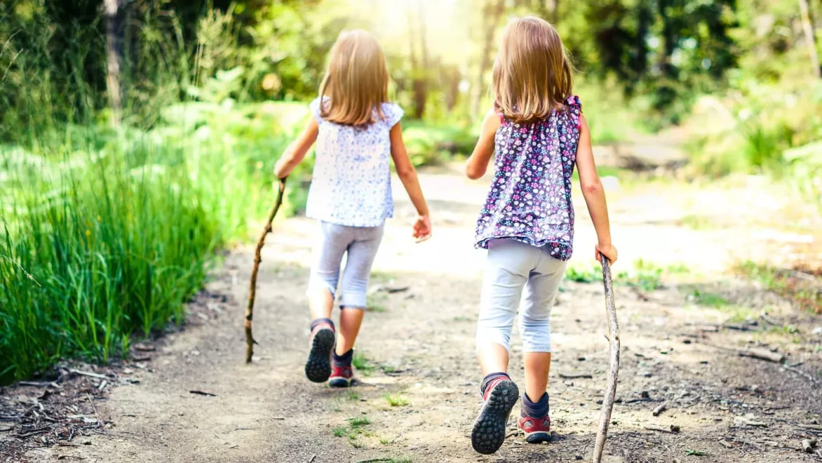 Belerúgott sétálás közben valamibe a kislány, azóta gazdag a családja is