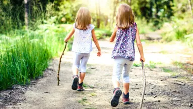 Belerúgott sétálás közben valamibe a kislány, azóta gazdag a családja is