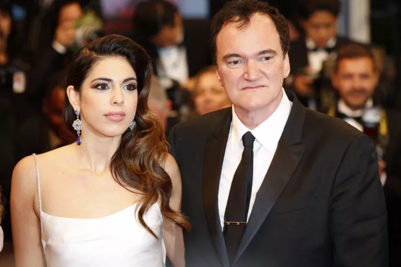 Quentin Tarantino fiatal modell felesége oldalán fürdőzött a sikerben.