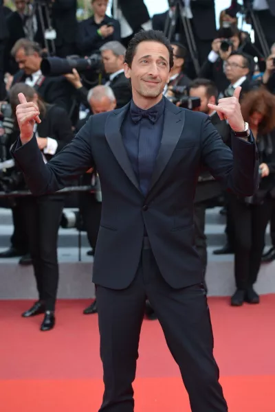 A magyar származású, Oscar-díjas Adrien Brody is kíváncsi volt az alkotásra.