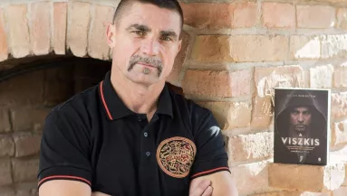 Mindene oda lett! Kétségbeesetten kér segítséget a Viszkis rabló!