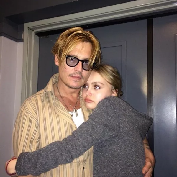 Depp akkor posztolta ezt a képet, amikor kiderült, a lánya a Chanel-től kapott modellszerződést és részt vehet egy kampányban. A felsőjétől is megszabadult...