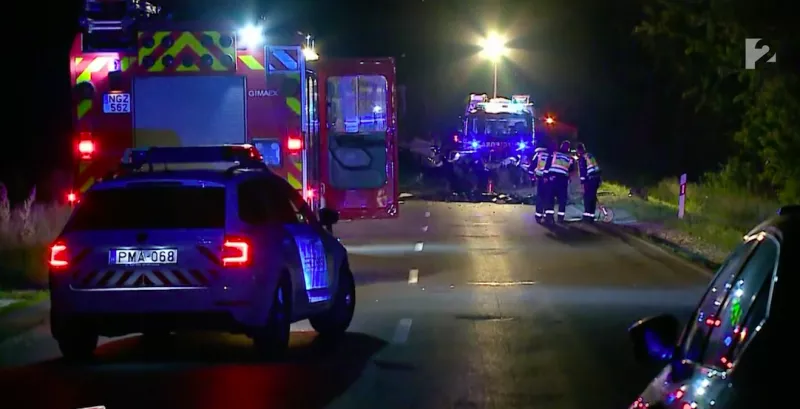 Hétfőre virradó éjszaka két autó ütközött forntálisan a 4-es főúton Fegyvernek és Kenderes között. A balesetben hatan az életüket vesztették.Hétfőre virradó éjszaka két autó ütközött forntálisan a 4-es főúton Fegyvernek és Kenderes között. A balesetben hatan az életüket vesztették.