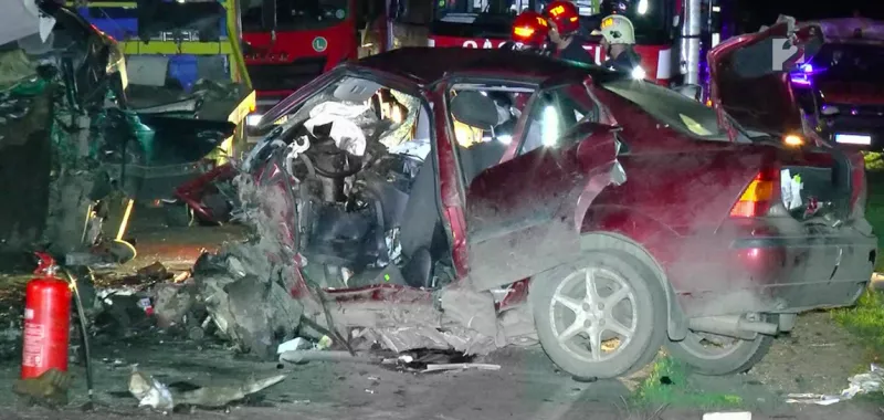 Hétfőre virradó éjszaka két autó ütközött forntálisan a 4-es főúton Fegyvernek és Kenderes között. A balesetben hatan az életüket vesztették.