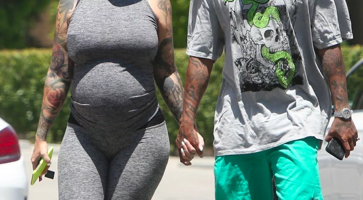 Mindenórás terhesnek nézik a világhírű modellt a hasa miatt! - Fotó