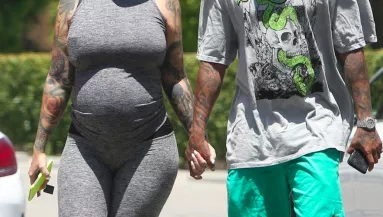 Mindenórás terhesnek nézik a világhírű modellt a hasa miatt! - Fotó