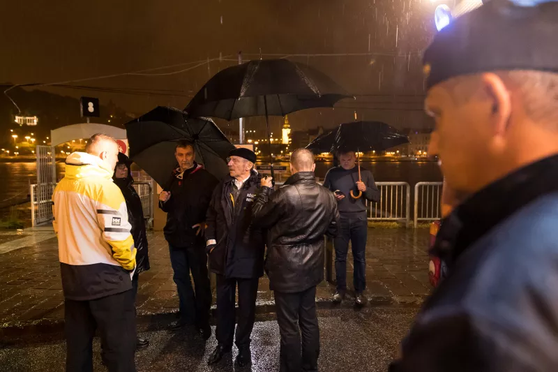 Szerdán este néhány perccel este 9 óra előtt két hajó ütközött össze a Margit-híd tövében. A baleset során a Hableány nevű sétahajó a fedélzetán 35 utassal elsüllyedt. A hatóságok civilek segítségével hét holttestet emeltek ki a folyóból, és 7 sérültet vittek kórházba. További 21 embert jelenleg is nagy erőkkel keresnek.