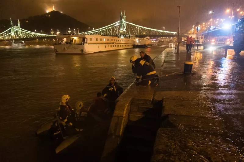 Szerdán este néhány perccel este 9 óra előtt két hajó ütközött össze a Margit-híd tövében. A baleset során a Hableány nevű sétahajó a fedélzetán 35 utassal elsüllyedt. A hatóságok civilek segítségével hét holttestet emeltek ki a folyóból, és 7 sérültet vittek kórházba. További 21 embert jelenleg is nagy erőkkel keresnek.