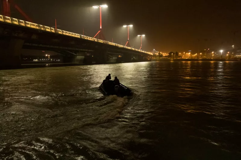 Szerdán este néhány perccel este 9 óra előtt két hajó ütközött össze a Margit-híd tövében. A baleset során a Hableány nevű sétahajó a fedélzetán 35 utassal elsüllyedt. A hatóságok civilek segítségével hét holttestet emeltek ki a folyóból, és 7 sérültet vittek kórházba. További 21 embert jelenleg is nagy erőkkel keresnek.