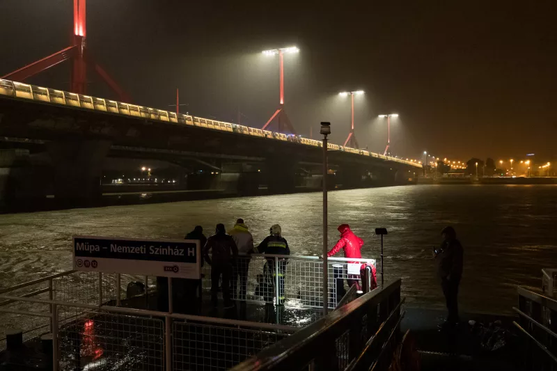 Szerdán este néhány perccel este 9 óra előtt két hajó ütközött össze a Margit-híd tövében. A baleset során a Hableány nevű sétahajó a fedélzetán 35 utassal elsüllyedt. A hatóságok civilek segítségével hét holttestet emeltek ki a folyóból, és 7 sérültet vittek kórházba. További 21 embert jelenleg is nagy erőkkel keresnek.