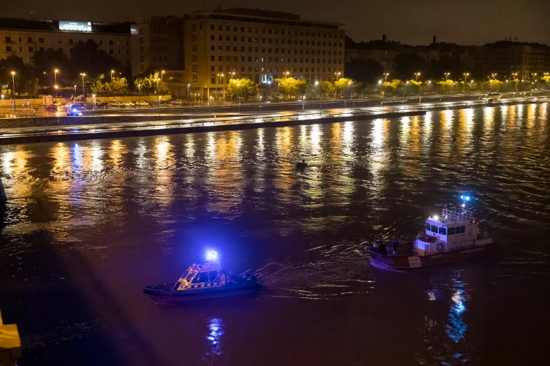 Szerdán este néhány perccel este 9 óra előtt két hajó ütközött össze a Margit-híd tövében. A baleset során a Hableány nevű sétahajó a fedélzetán 35 utassal elsüllyedt. A hatóságok civilek segítségével hét holttestet emeltek ki a folyóból, és 7 sérültet vittek kórházba. További 21 embert jelenleg is nagy erőkkel keresnek.