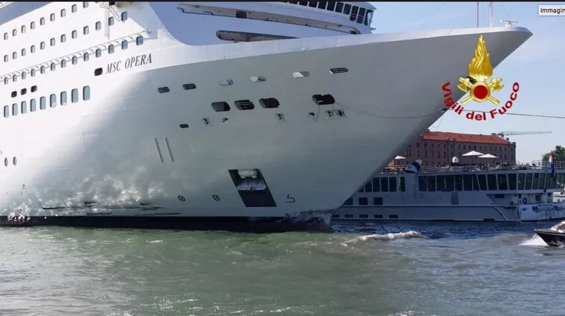Újabb döbbenetes hajóbalesetet rögzítettek kamerák: ezúttal Velencében, ahol egy óceánjáró vasárnap reggel hibásodott meg menet közben. 