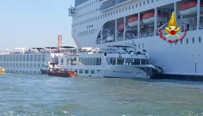 A hajó reggel 8 körül nekiütközött a kikötőben álló turistahajónak! Többen is megsérültek! Megrázó videók készültek