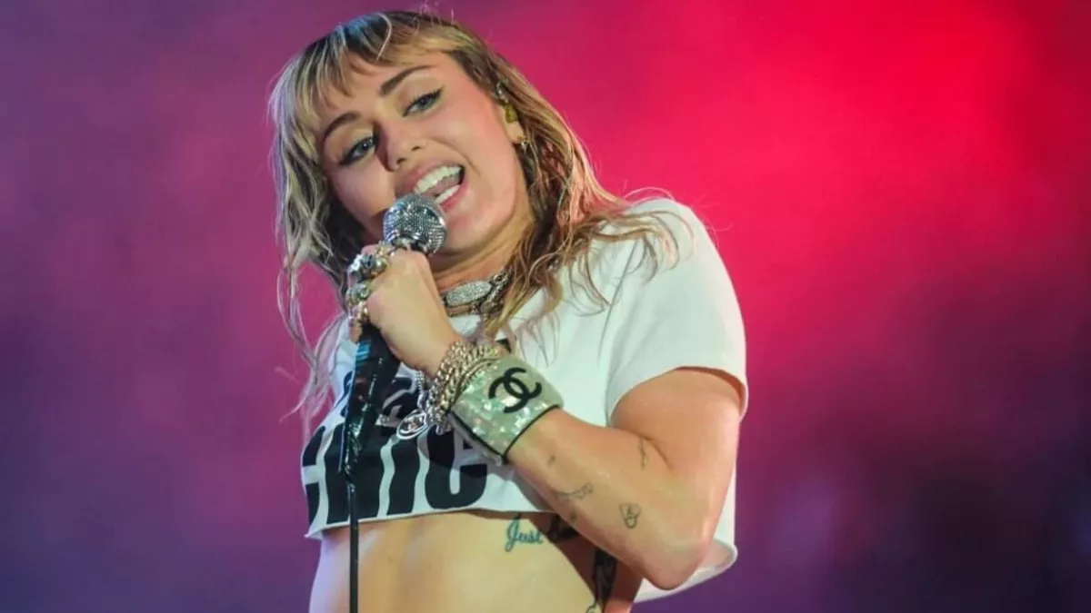 A génjeikben van: Miley Cyrus 19 éves húga is imád meztelenkedni - Fotók
