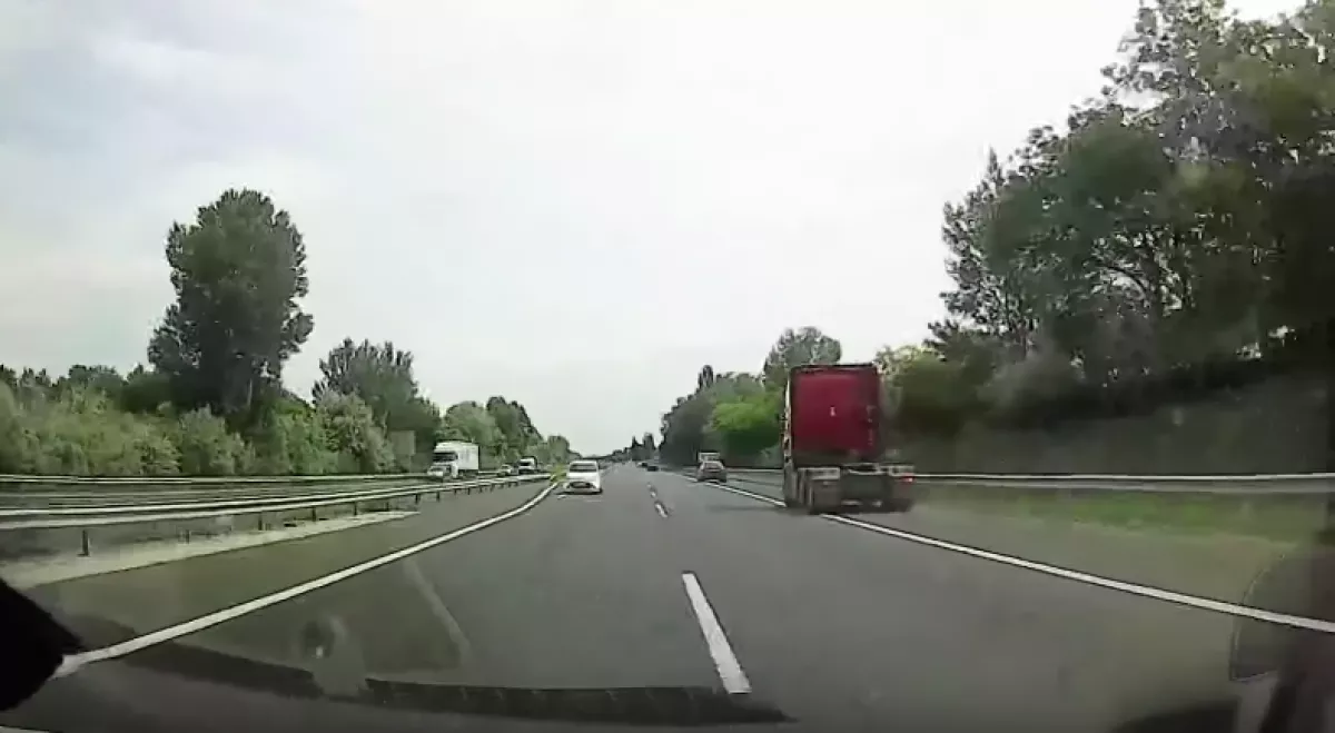 Brutális videó: 120-szal száguldott szemben a forgalommal egy autós az M7-esen!