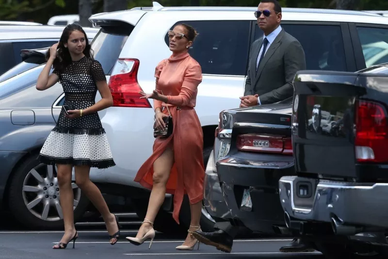 J-Lo szerelme, Alex Rodriguez lányának iskolai rendezvényére vett fel egy gyönyörű selyemruhát. Természetesen a paparazzik számítottak az érkezésére, a nagy villantásra azonban senki.