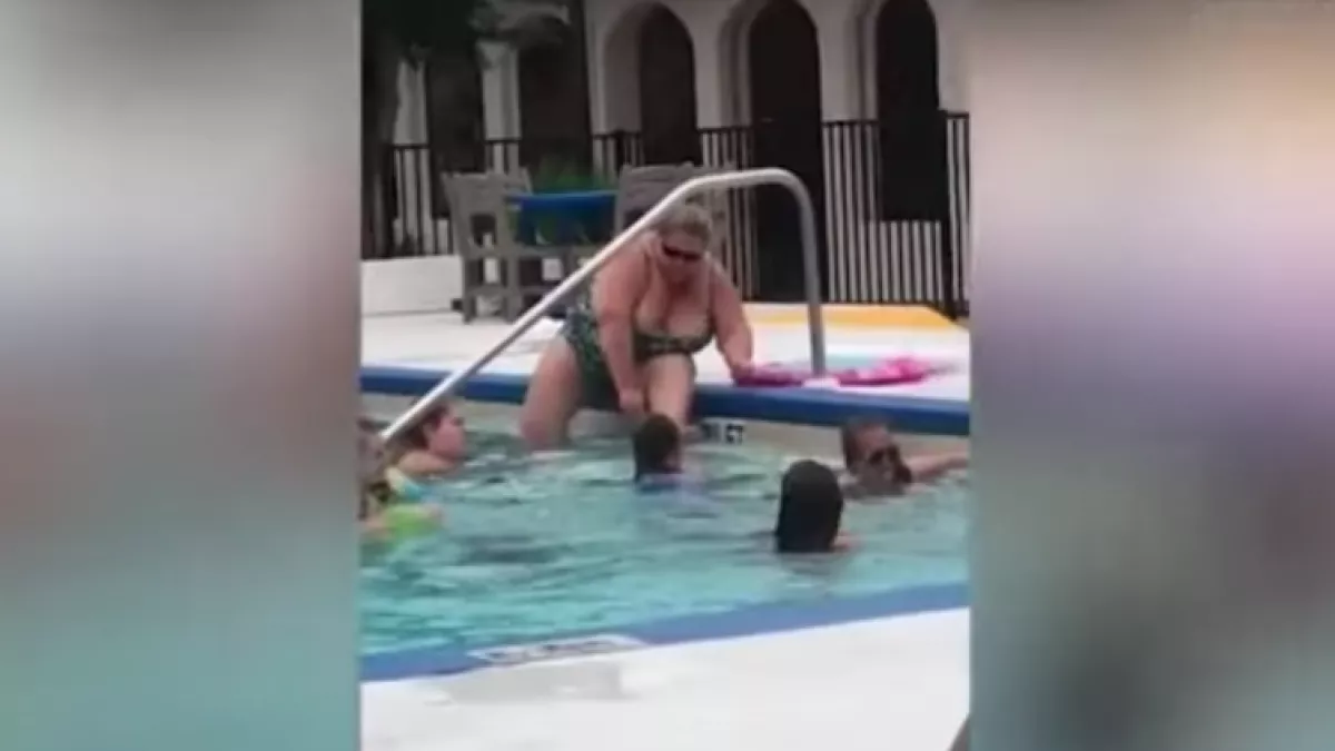 Undorító dolgot művelt ez a nő a medencében! - Videó