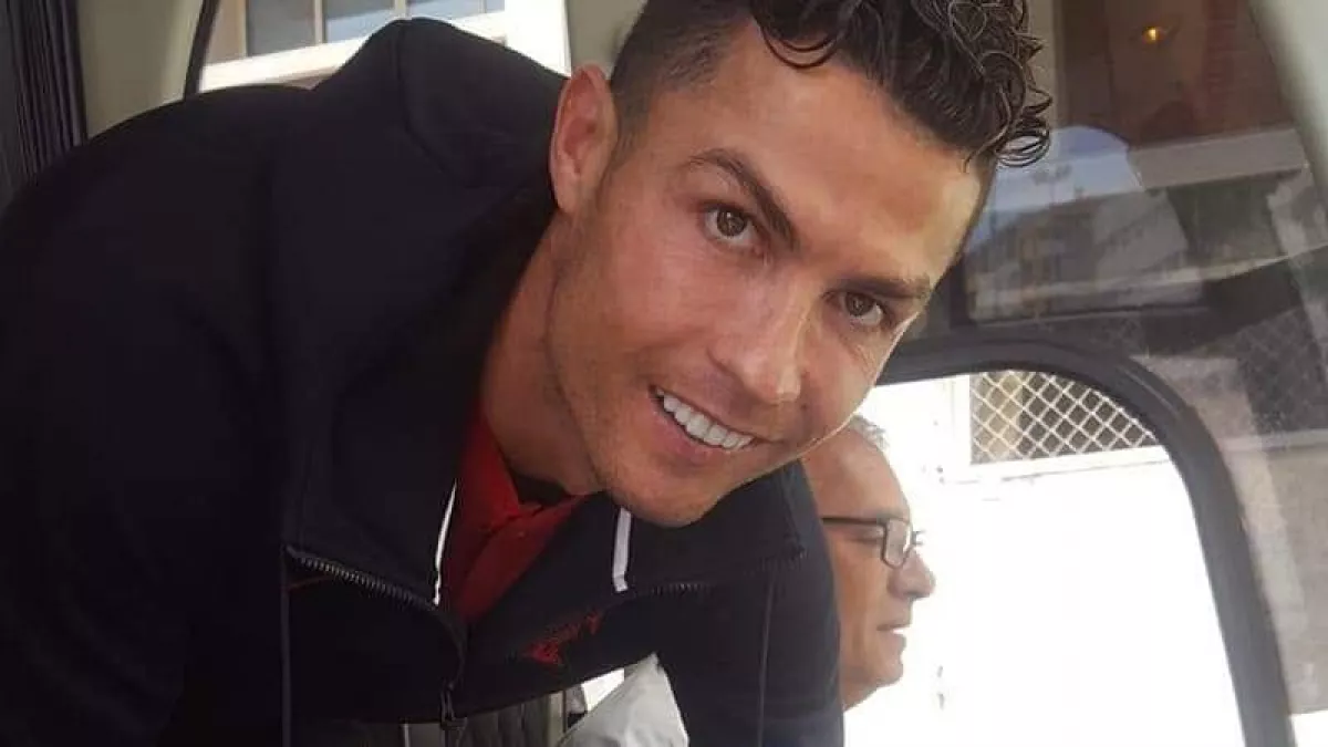 Meglátta a beteg kisfiút Cristiano Ronaldo, azonnal megállította a csapata buszát, majd... - Fotók