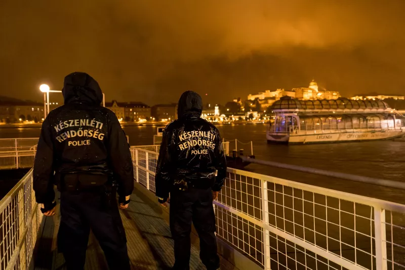 A mentéssel párhuzamosan a Budapesti Rendőr-főkapitányság nyomozói megszondáztatták a balesetben részes szállodahajó hajóvezetőjét, a 64 éves ukrán állampolgárságú C. Yuriy odesszai lakost. Meghallgatták a szállodahajó személyzetét és minden utasát. 