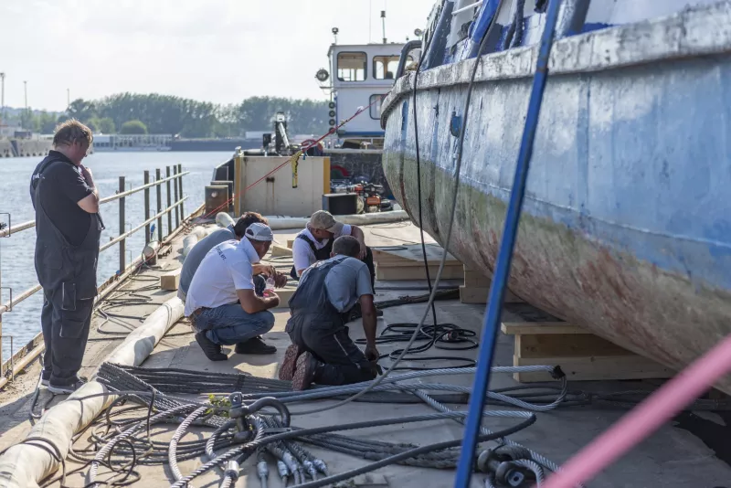 A 26 órás szemle során a helyszínen lévő 20 fős katasztrófavédelmi egység összesen 5 köbméter gázolajos vizet, 2 köbméter tiszta gázolajat, valamint 7 köbméter gázolajjal szennyezett homokot, iszapot és egyéb veszélyes anyagot távoltott el a hajóból.