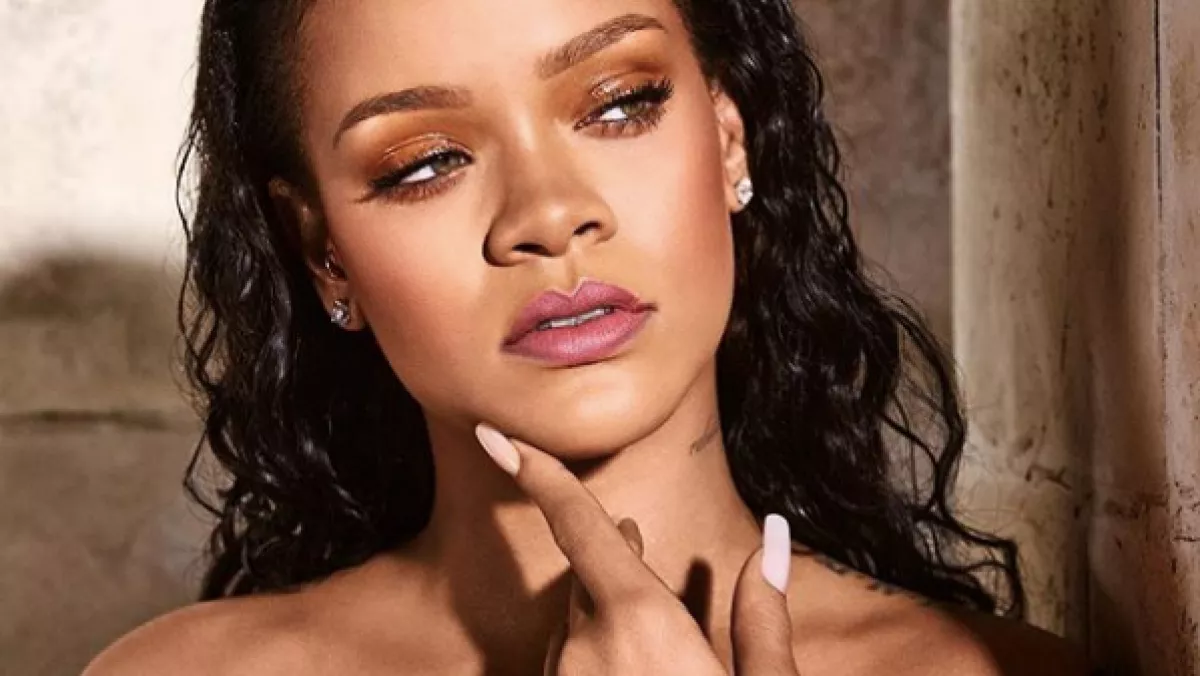 Upsz! Meztelenruhában jelent meg Rihanna - Fotók