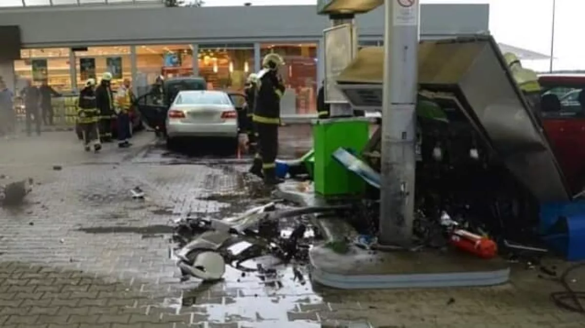 Durva! Letarolta egy autós az egész benzinkutat az M7-esen! - Fotók