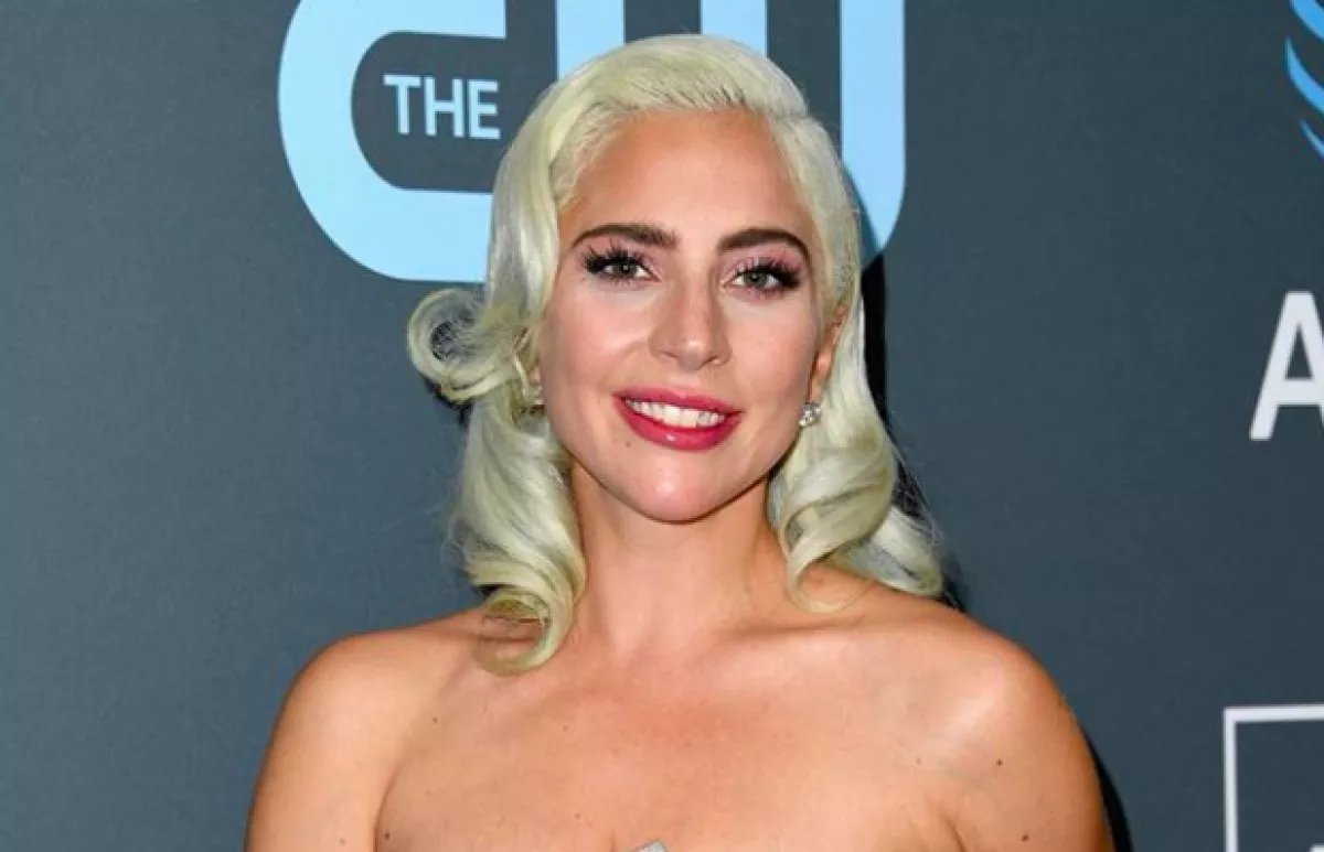 Videóra vették: nős férfival csókolózott Lady Gaga!