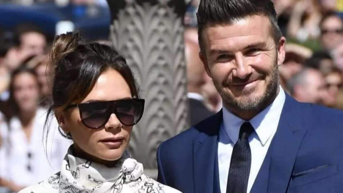 Dupla divatbaki: Meghan kismama ruhájában ment esküvőre Victoria Beckham! - Fotók