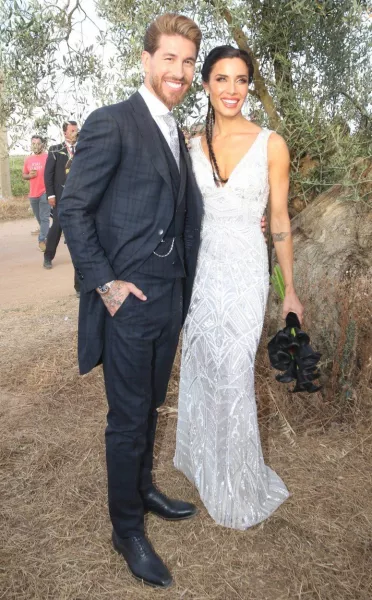 A Real Madrid sztárja, Sergio Ramos elvette szerelmét, Pilar Rubiot. Az egykori csapattárs, David Beckham felesége azonban dupla divatbakit vétett a nagy napon.
