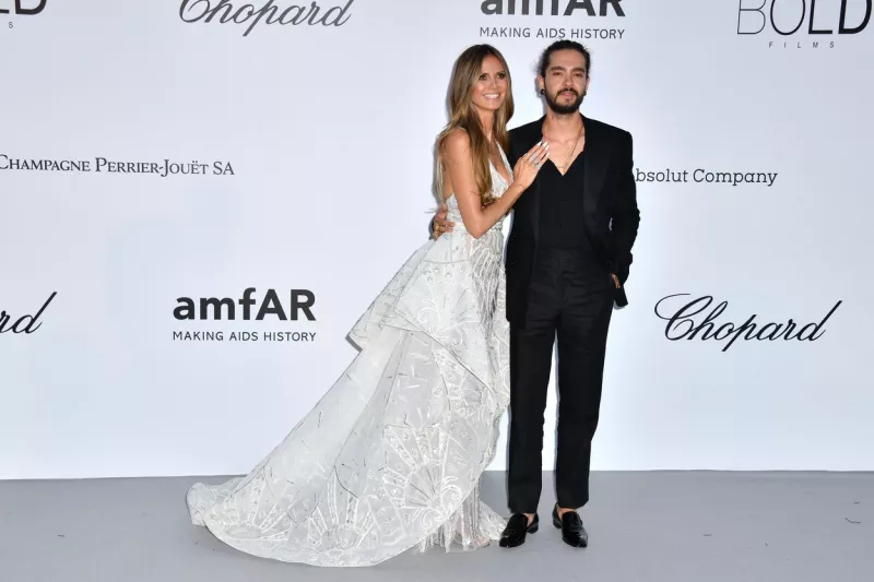 Heidi Klum 2018 februárjában ebben a menyasszonyi ruhában jelent meg először közösen új szerelmével, a Tokyo Hotel egykori énekesével, Tom Kaulitz-cal. Szerintetek ez nem ciki? S a ruha, kinek áll jobban?